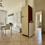 Garage Privato Elegante Bilocale Διαμέρισμα
